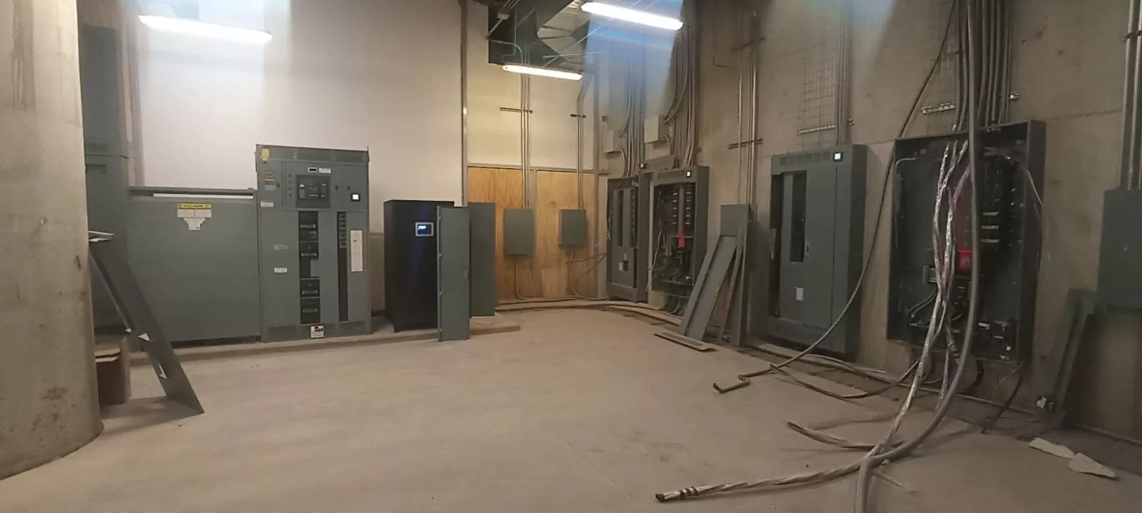 Subestación de energía en baja tensión museo de la udg calle 2